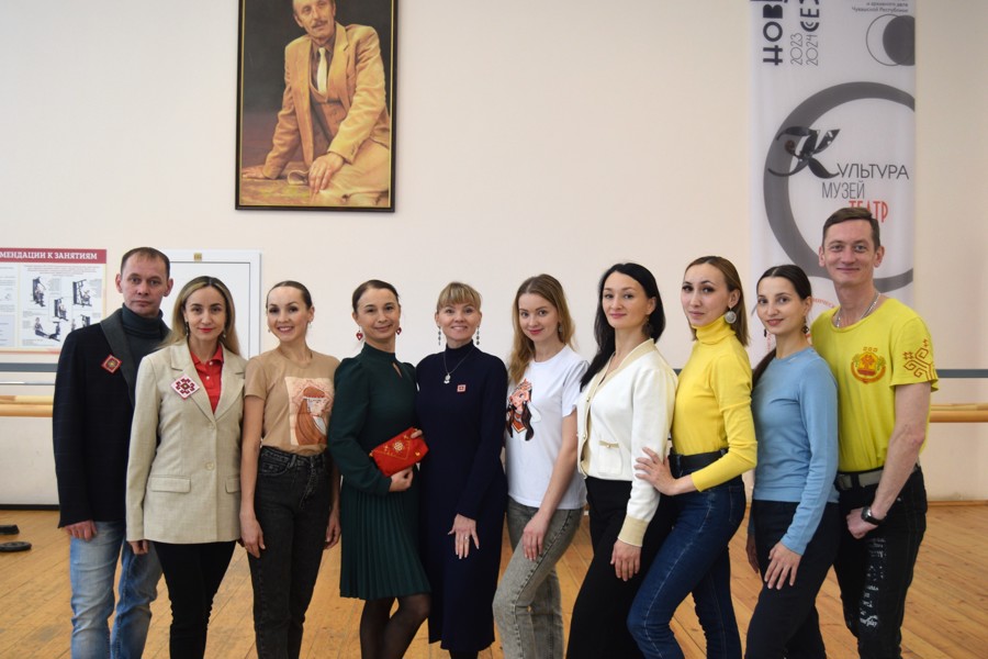 Чувашский госансамбль песни и танца поддержал республиканскую акцию «На работу с вышивкой»