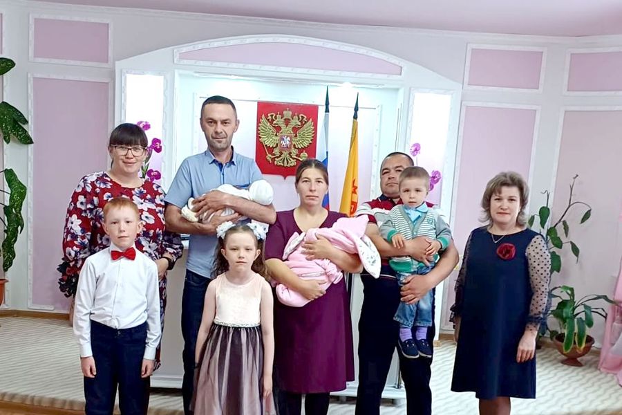 В День защиты детей в Красночетайском округе зарегистрировали рождение трех малышей