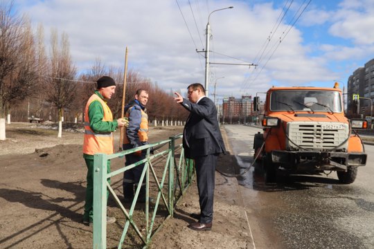 Глава администрации Дмитрий Пулатов дал поручение работникам АО «Доркомсервиса» в кратчайшие сроки провести работы по благоустройству городских территорий