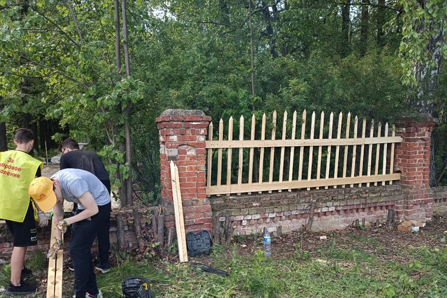 День восстановления старинного ограждения Успенского парка провели в городе Мариинский Посад