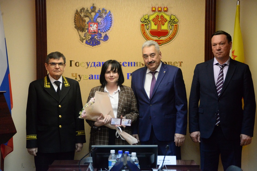 Леонид Черкесов вручил удостоверения мировым судьям Чувашской Республики