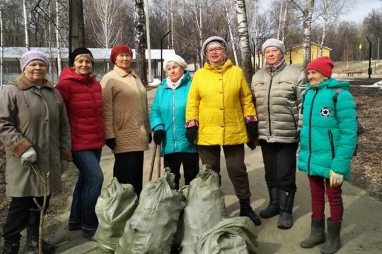 «Сурские эковолонтеры» Шумерлинского КЦСОН присоединились к наведению порядка в любимом городском парке