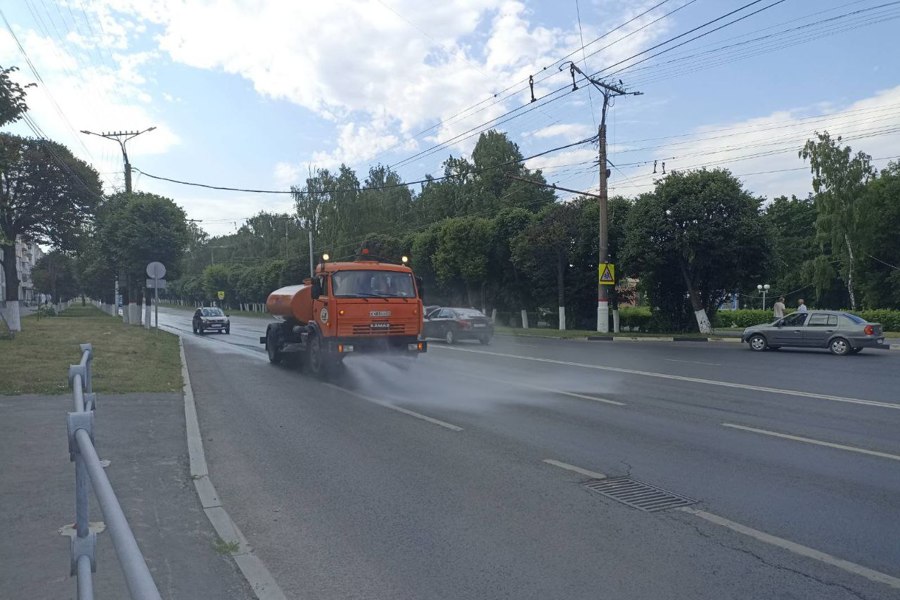 Полив дорог города проходит в выходные дни