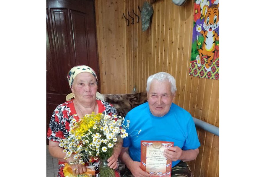 В деревне Юпрямы в День семьи, любви и верности поздравили супругов Геннадия и Тамару Тимофеевых