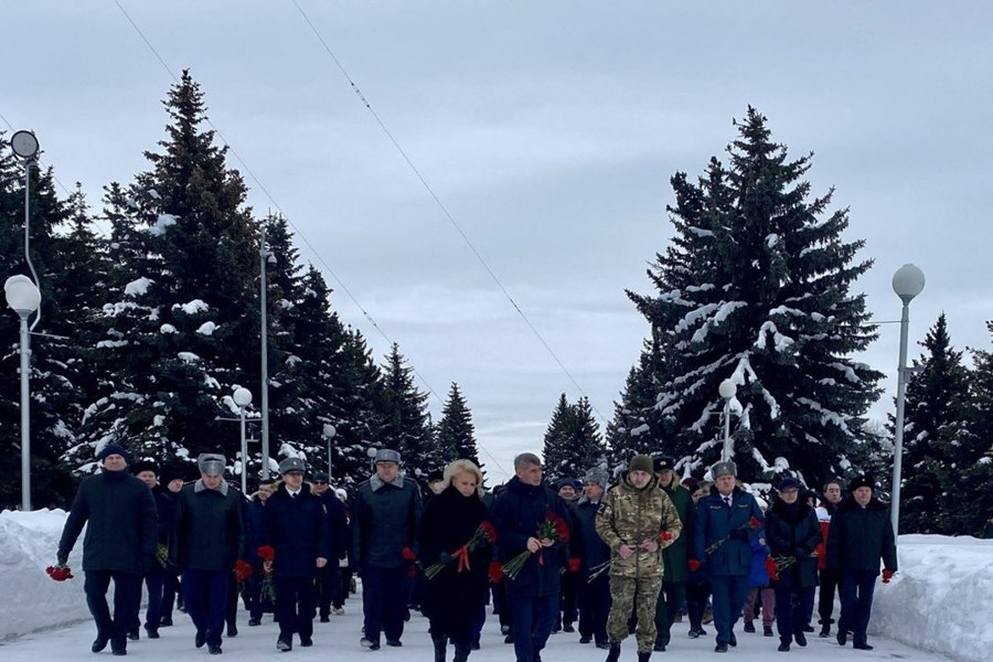 Возложение цветов в честь Дня защитника Отечества