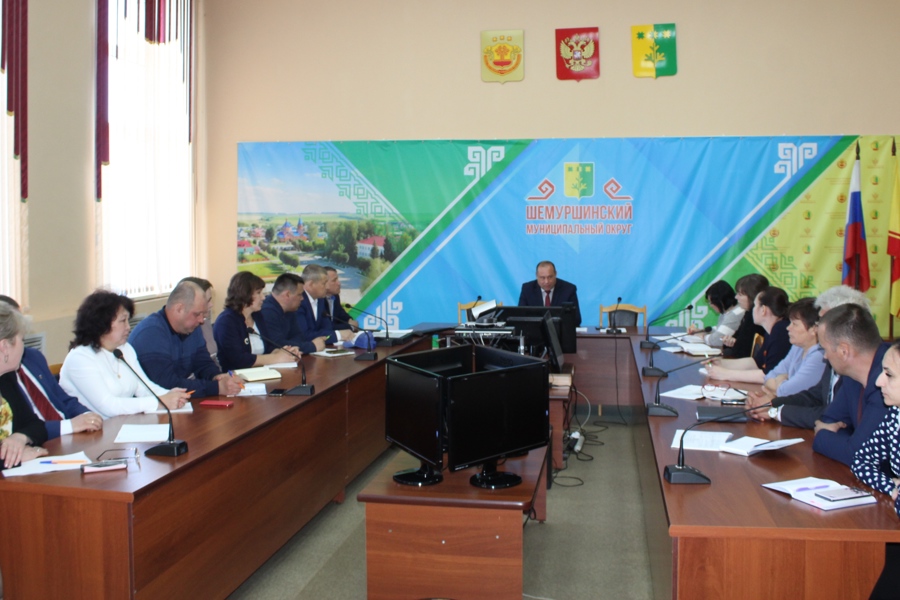 Глава Шемуршинского муниципального округа Александр Чамеев провел еженедельное совещание с начальниками структурных подразделений, территориальных отделов администрации округа.