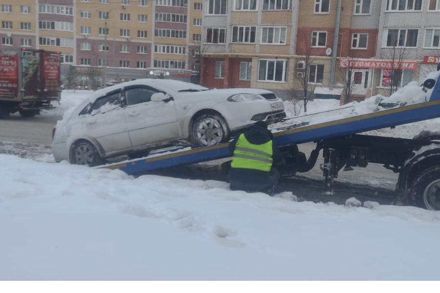 На улице Гладкова в Чебоксарах эвакуировали машины, припаркованные с нарушениями