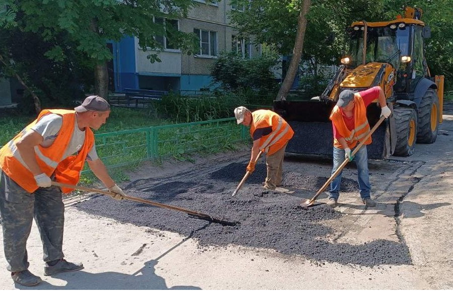 В Ленинском районе продолжаются работы по ямочному ремонту дворовых проездов