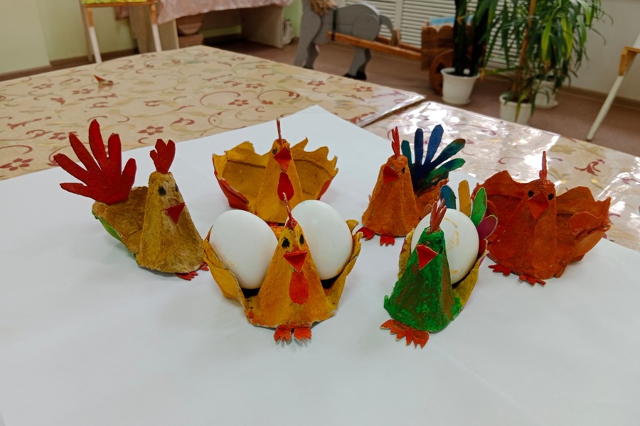 В преддверии празднования Светлой Пасхи ребята изготовили Пасхальных курочек