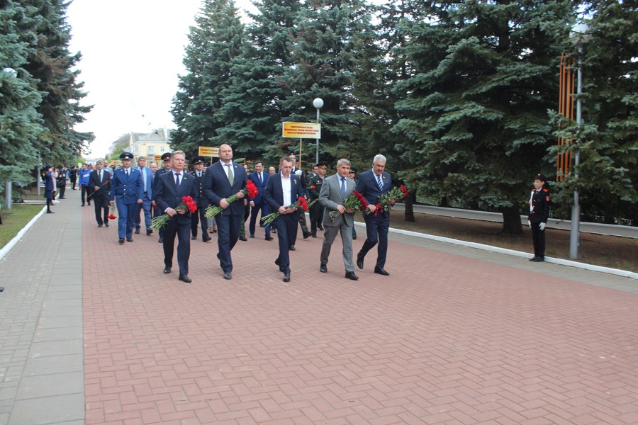 Евгений Кадышев совместно с депутатами возложил цветы к Вечному огню