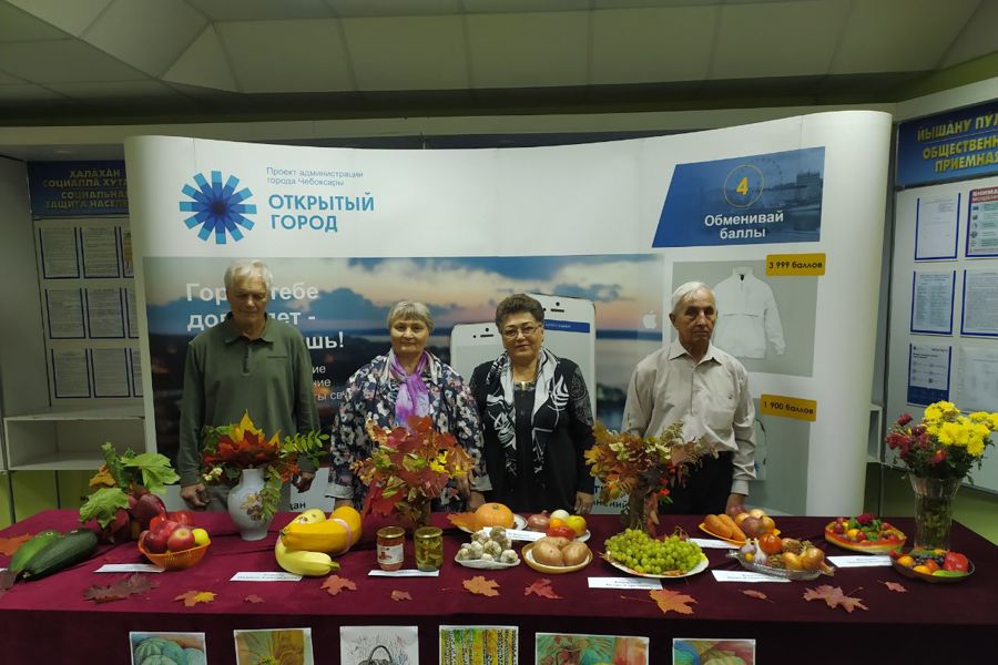 Ветеранами Ленинского района организована выставка овощей и фруктов «Дары осени»