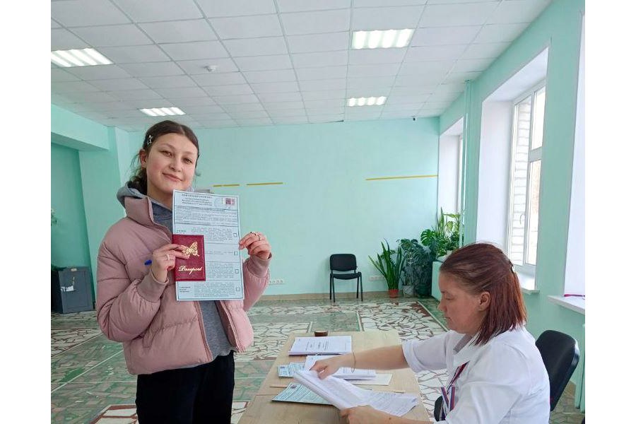 Молодежь голосует за то, чтоб вечен был мир на земле, а будущее молодых-светлым