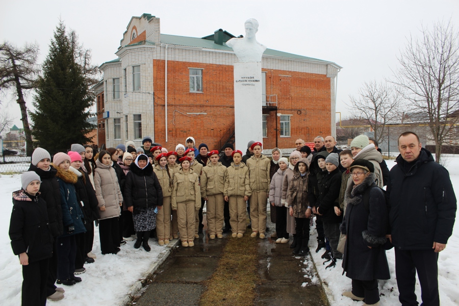 Церемония возложения цветов  к памятнику Героя