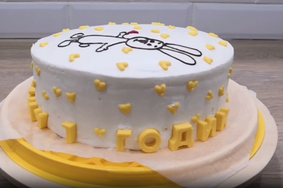 «Как родной»: врач испекла торт ко дню рождения пациента, который больше года получает лечение в Республиканской детской больнице