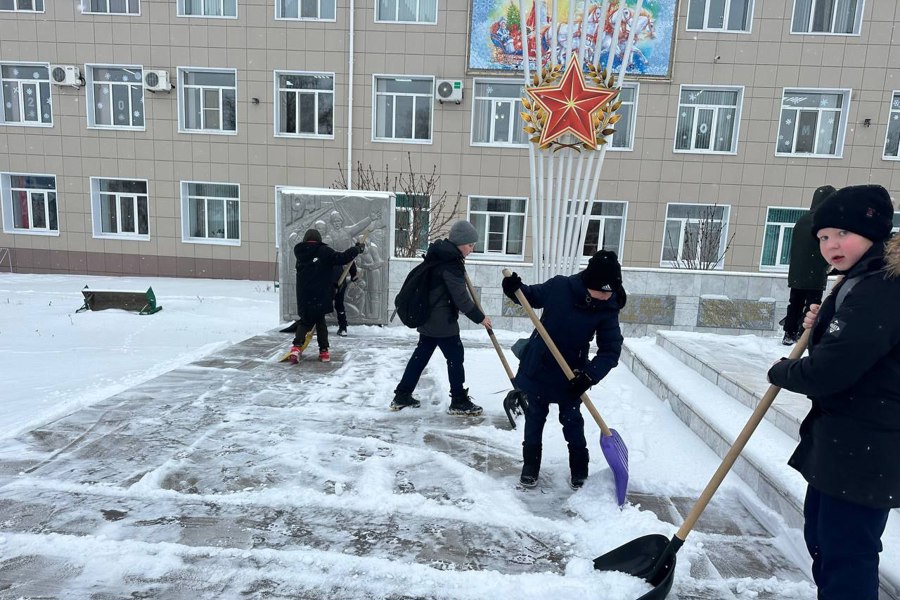 Обучающиеся Яльчикской средней школы принимают активное участие в акции «Чистый памятник»