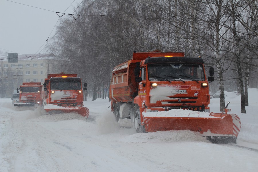 Коммунальные службы города продолжают работу по уборке снега