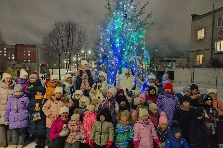 Новогодний хоровод собрал детей и взрослых по проспекту Мира