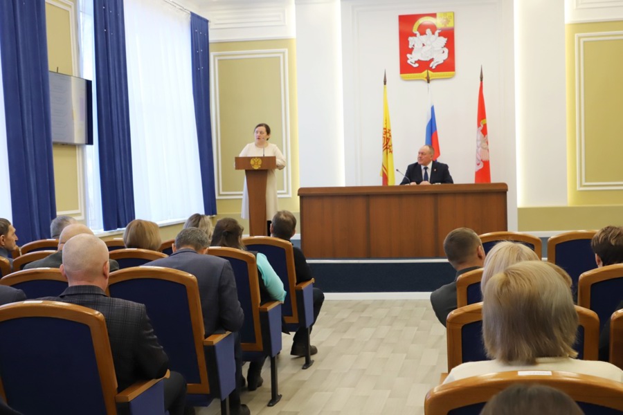 Глава Яльчикского муниципального округа Леонард Левый провел еженедельное совещание с руководителями