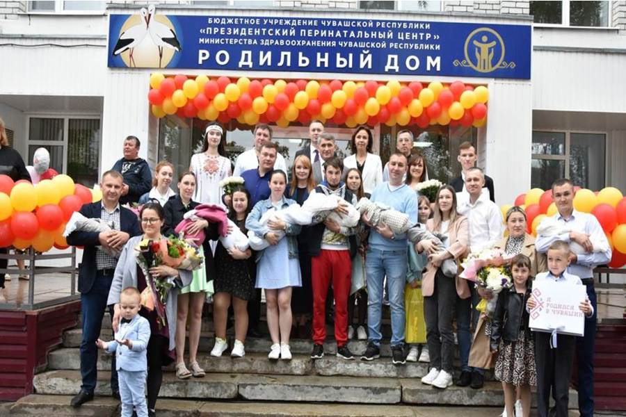 Семья из Цивильска получила подарок для новорожденного от Главы Чувашии Олега Николаева