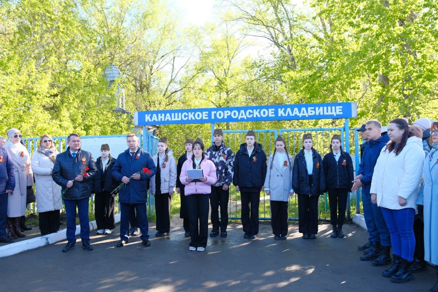 День Победы в городе Канаш, традиционно, начался с церемонии возложения цветов на братские могилы