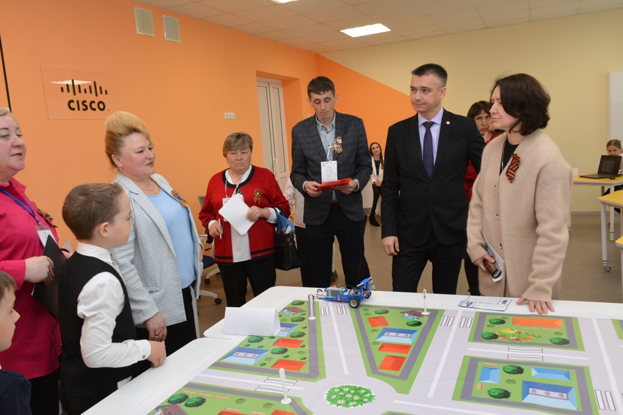 В Вурнарском муниципальном округе с рабочим визитом побывал министр образования Чувашии Дмитрий Захаров