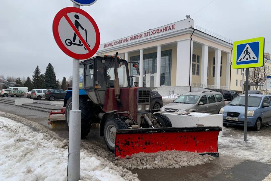 В Чебоксарах прошла подсыпка парков и скверов противогололедными материалами