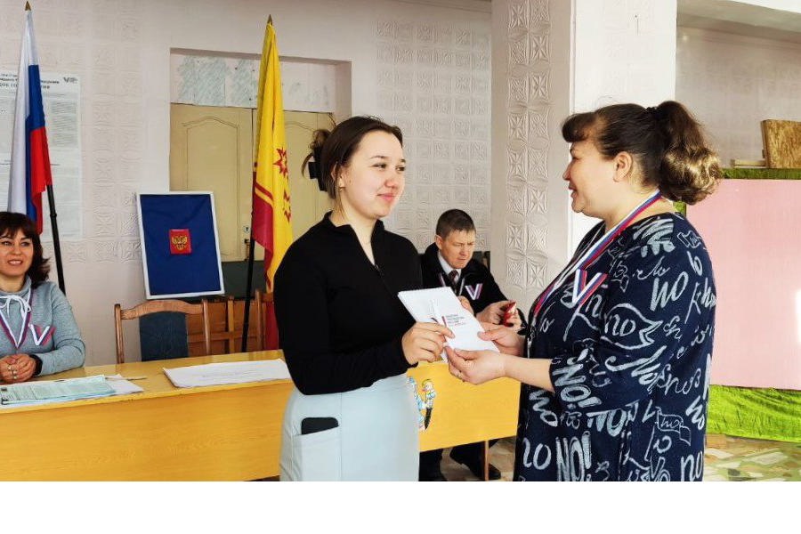 Впервые голосующие молодые жители Ядринского муниципального округа получили подарки