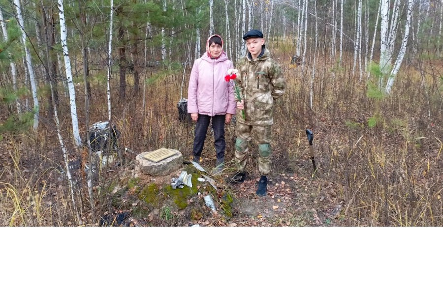 В день памяти авиакатастрофы над Вурнарским районом возложили цветы к месту гибели самолета