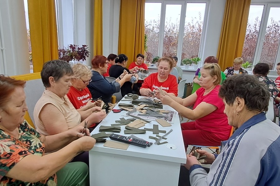 «Серебряные» волонтеры Чебоксарского округа плетут маскировочные сети для бойцов СВО