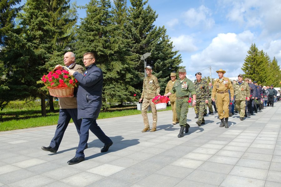 Сегодня, в честь 79-й годовщины Победы в Великой Отечественной войне, в городе Канаш состоялось возложение венков и цветов к Вечному огню Мемориала Славы