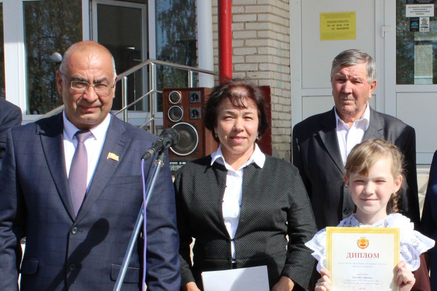 Депутат Госсовета Владимир Мурайкин поздравил учащихся Атнарской школы с 1 сентября