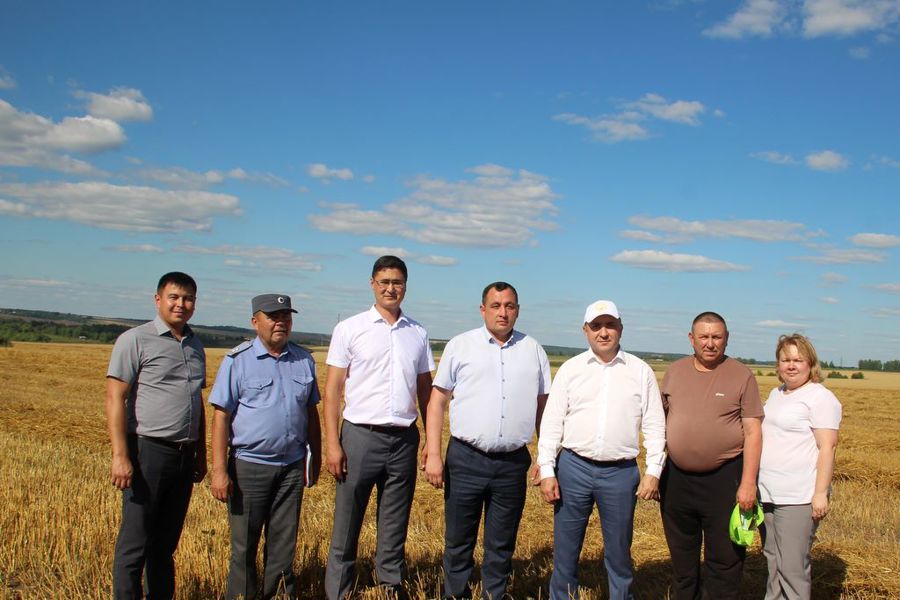 Вице-премьер Сергей Артамонов побывал на полях Моргаушского округа: «а там работа только так «кипела».