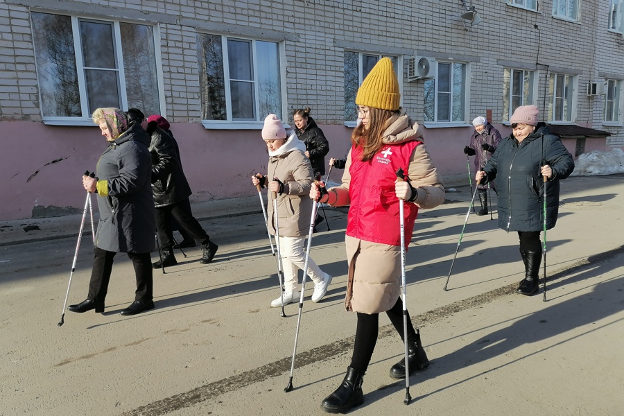 «За движением – жизнь»: пациенты активно поддерживают мастер-классы по скандинавской ходьбе