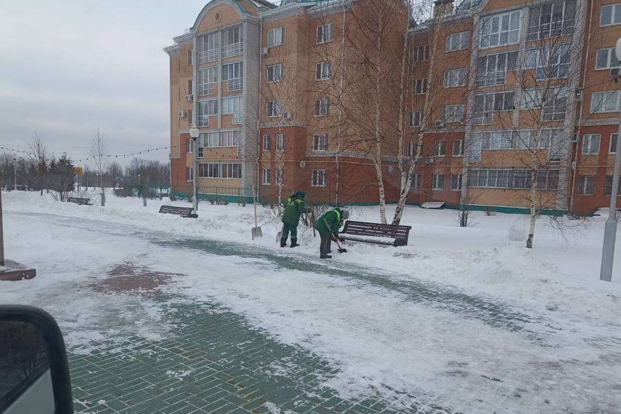 В Чебоксарах продолжаются уборка и вывоз снега с парков, скверов и площадей