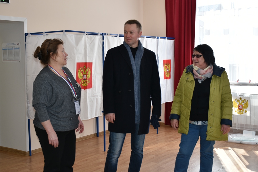В завершающий день выборов Президента Российской Федерации Нина Ивановна Шпилевая посетила участки округа