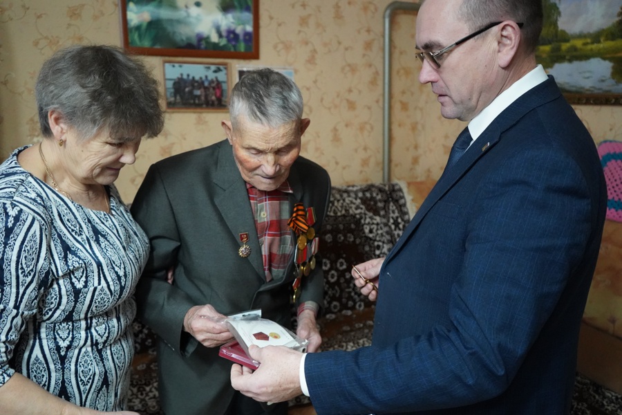 Владимир Петров вручил юбилейную медаль к 80-летию Великой Победы ветерану войны Михаилу Яковлеву