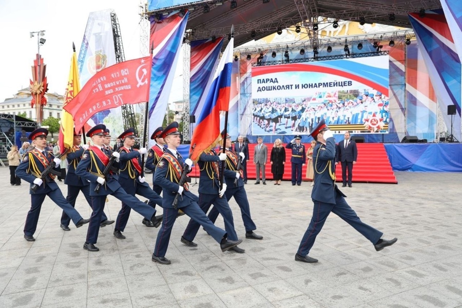 Парад дошколят и юнармейцев по силе эмоций не уступает военному – Олег Николаев