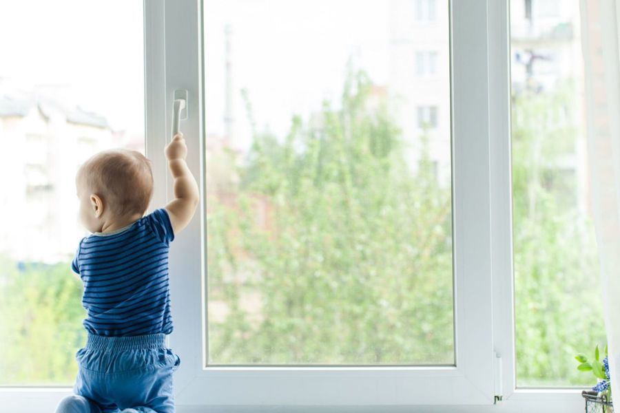 Открытое окно опасно для малышей!