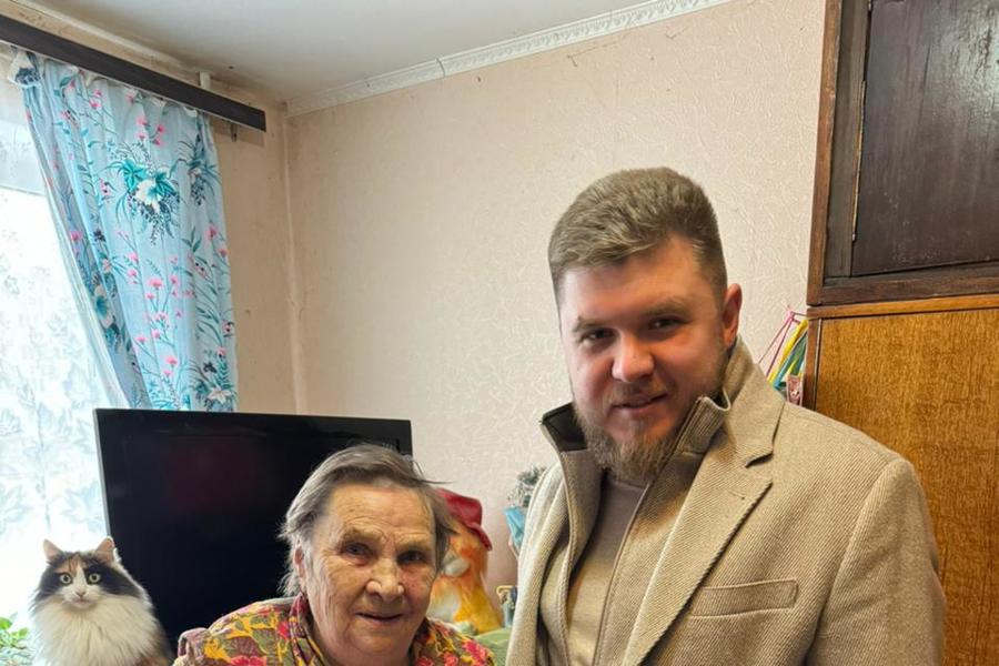 Депутат поздравил с 90-летием жительницу Новочебоксарска - ветерана труда