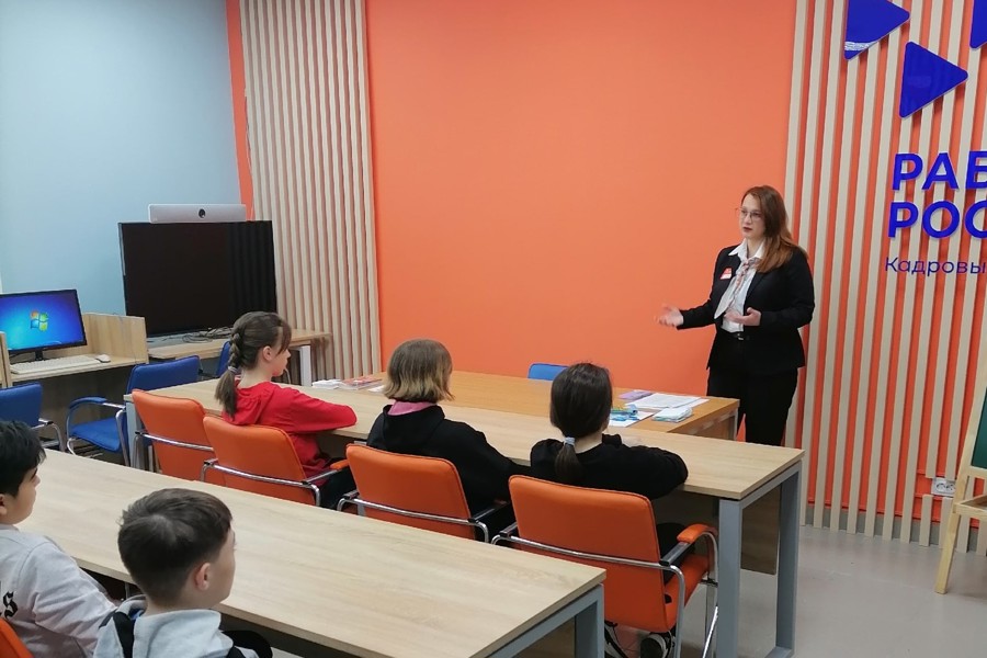 Кадровый центр «Работа России» в Шумерле организовал для детей-сирот экскурсию в «Мир профессий»