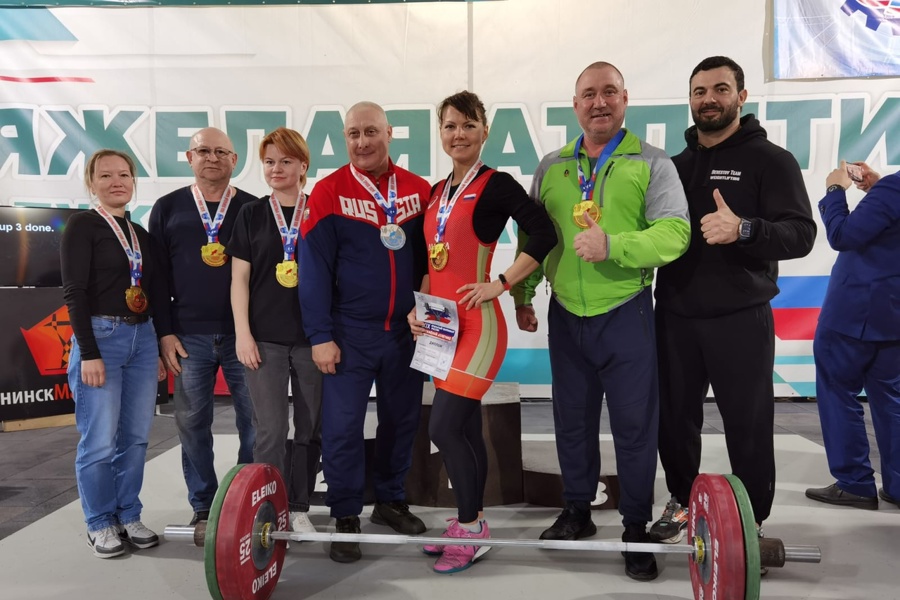 ЧЕТЫРЕ золотые медали завоевали наши спортсмены на Чемпионате России по тяжелой атлетике среди ветеранов.