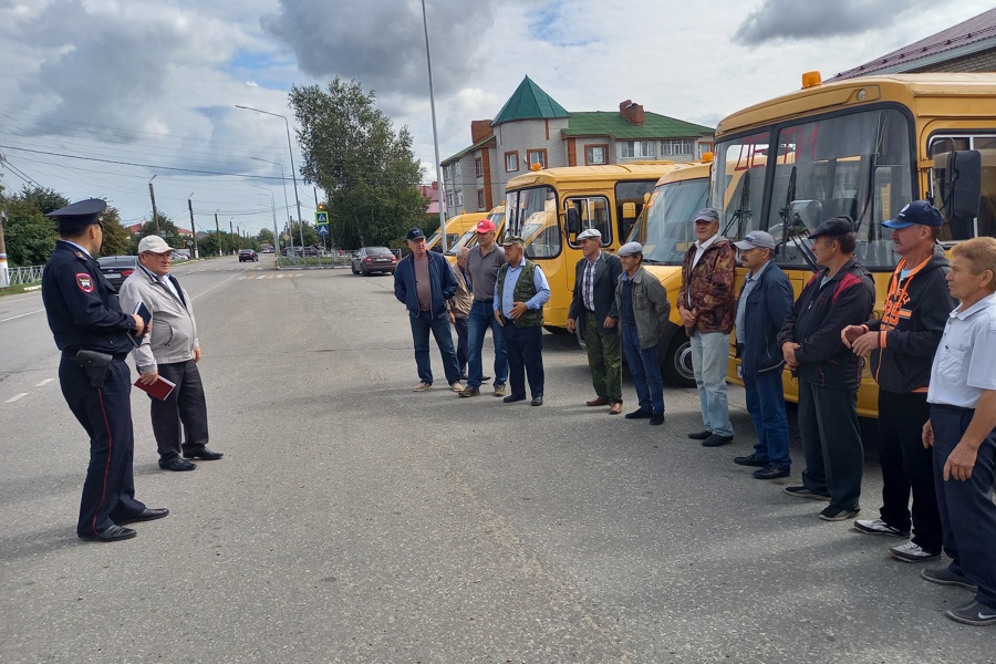 Проверка готовности школьных автобусов к новому учебному году