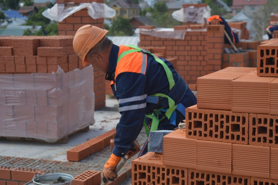 Чувашия вошла в десятку регионов-лидеров по росту объемов строительных работ за 8 месяцев