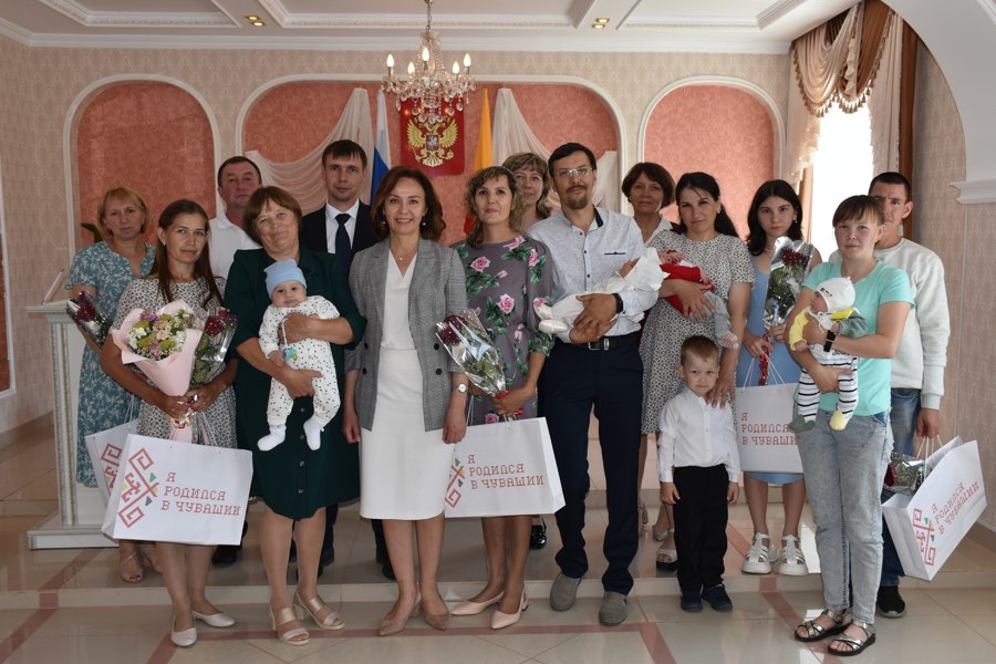 Алена Елизарова вручила подарочные комплекты «Подарок новорожденному» в Красноармейском муниципальном округе