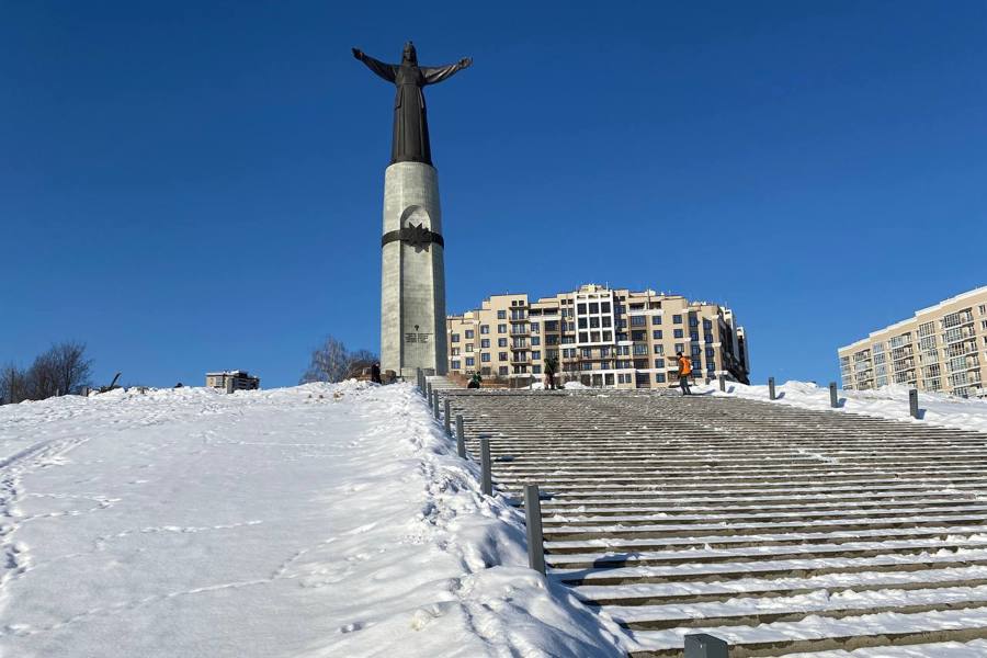 В парках, скверах и площадях города Чебоксары продолжается уборка снега