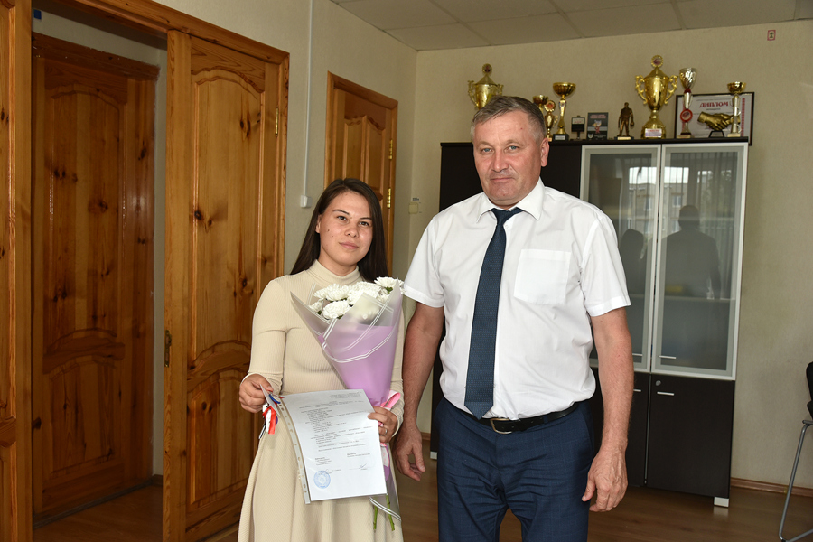 Глава Ибресинского муниципального округа Игорь Семёнов вручил ключи от квартир очереднику из категории дети-сироты