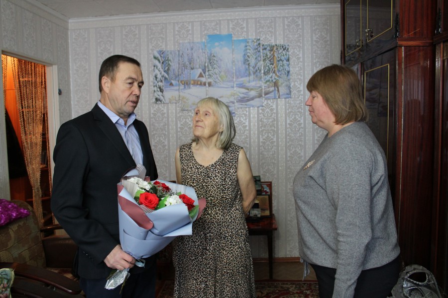 Представители социального учреждения поздравили мать Героя России