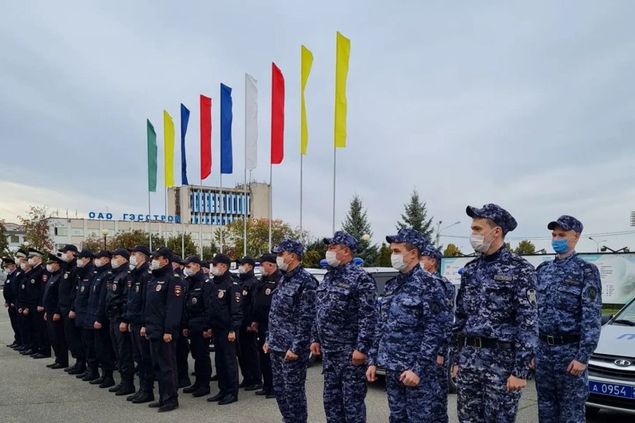 Врио главы города Новочебоксарска О.А.Матвеев и врио главы администрации города Новочебоксарска М.Л.Семенов поздравляют с Днем сотрудника МВД России