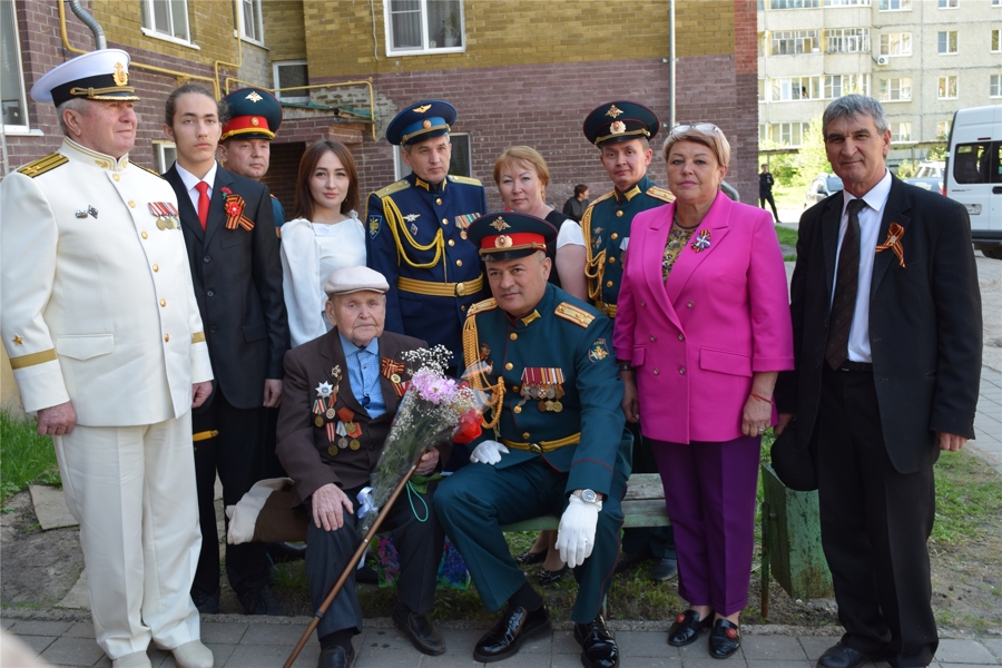 В Канаше поздравили с Днем Победы ветерана Великой Отечественной войны Владимира Рожкова