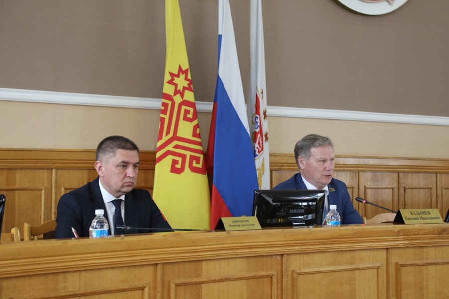Евгений Кадышев провел внеочередное 42-ое заседание Чебоксарского городского Собрания депутатов